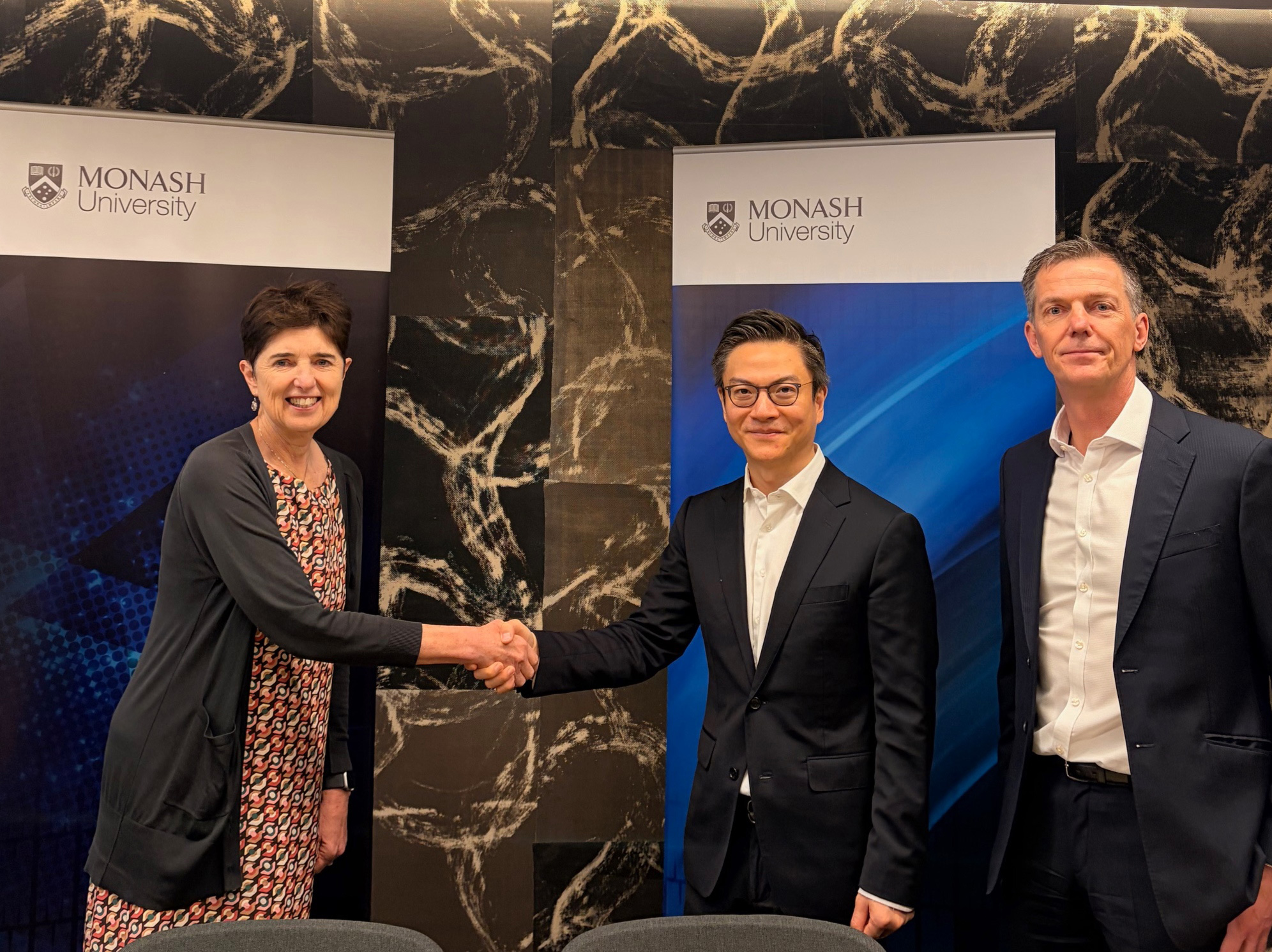 蒙纳士大学副校长（研究与企业合作）Robyn Ward, AM教授（左）、ClinChoice昆翎董事长兼首席执行官Kevin Xu（中）以及ClinChoice昆翎国际临床运营总裁Kerry Dyson（右）出席签约仪式，共同见证这里程碑